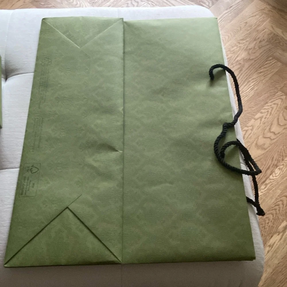 New GUCCI huge shopping paper bag   Green 23x17x 8 or 22,5x29,5x10 with logo